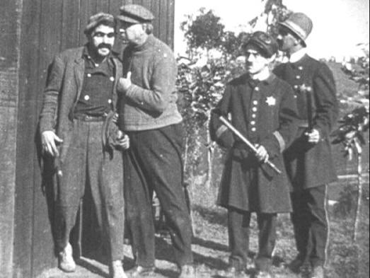 Chaplin como um dos Keystone Kops em "The Thief Catcher" (1914)